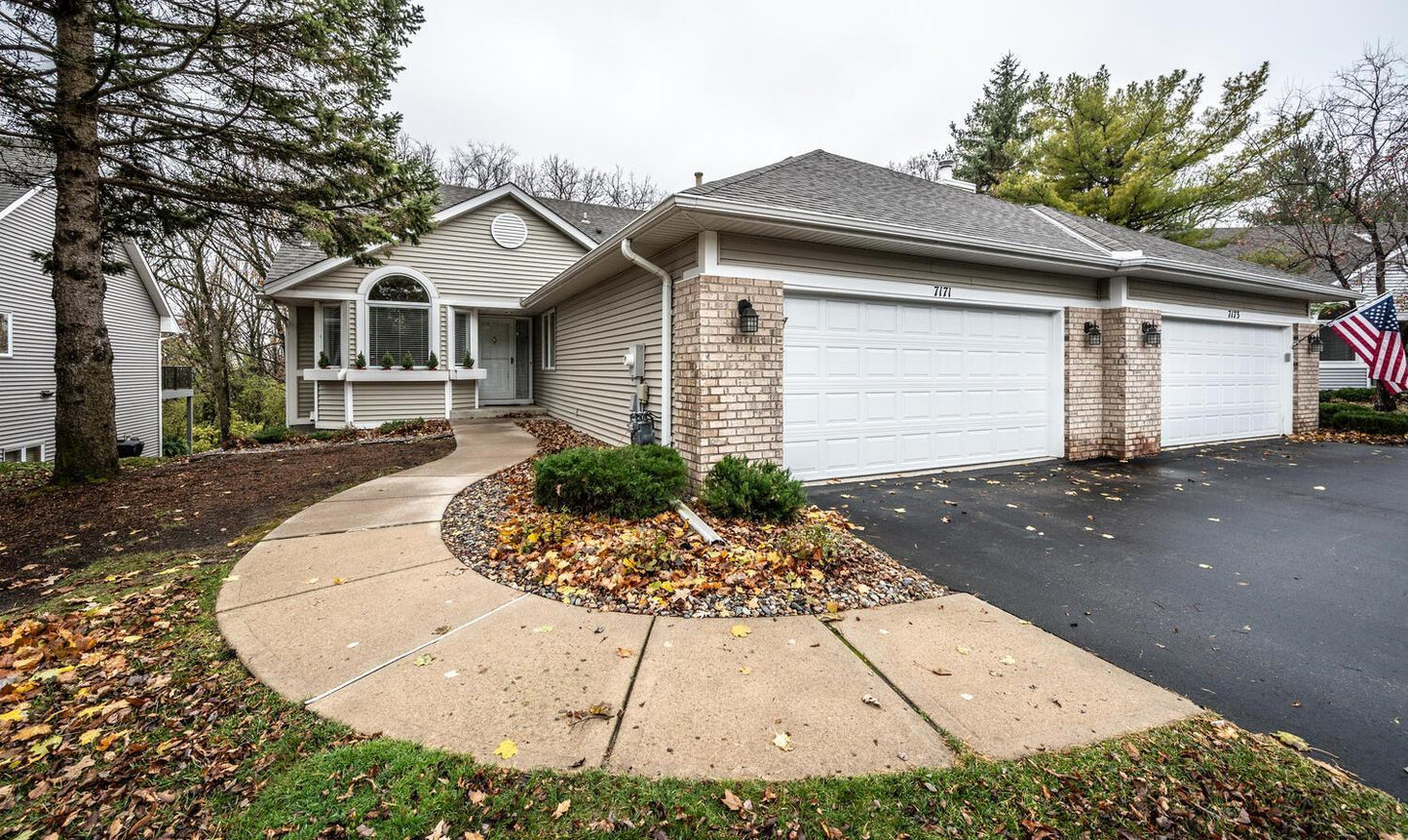 7171 OakPointe Curve, Bloomington, MN 55438