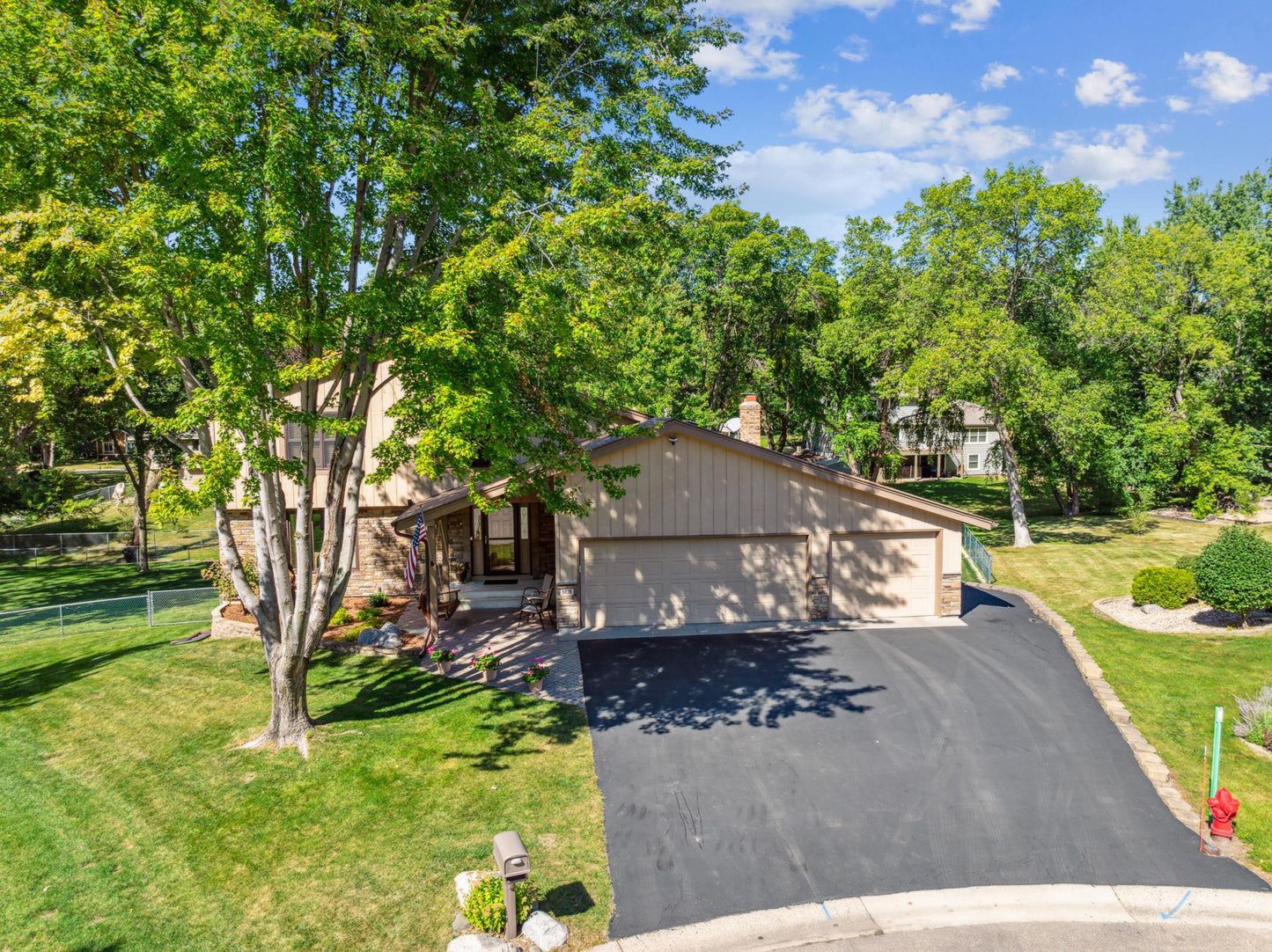 9818 Squire Lane, Eden Prairie, MN 55347