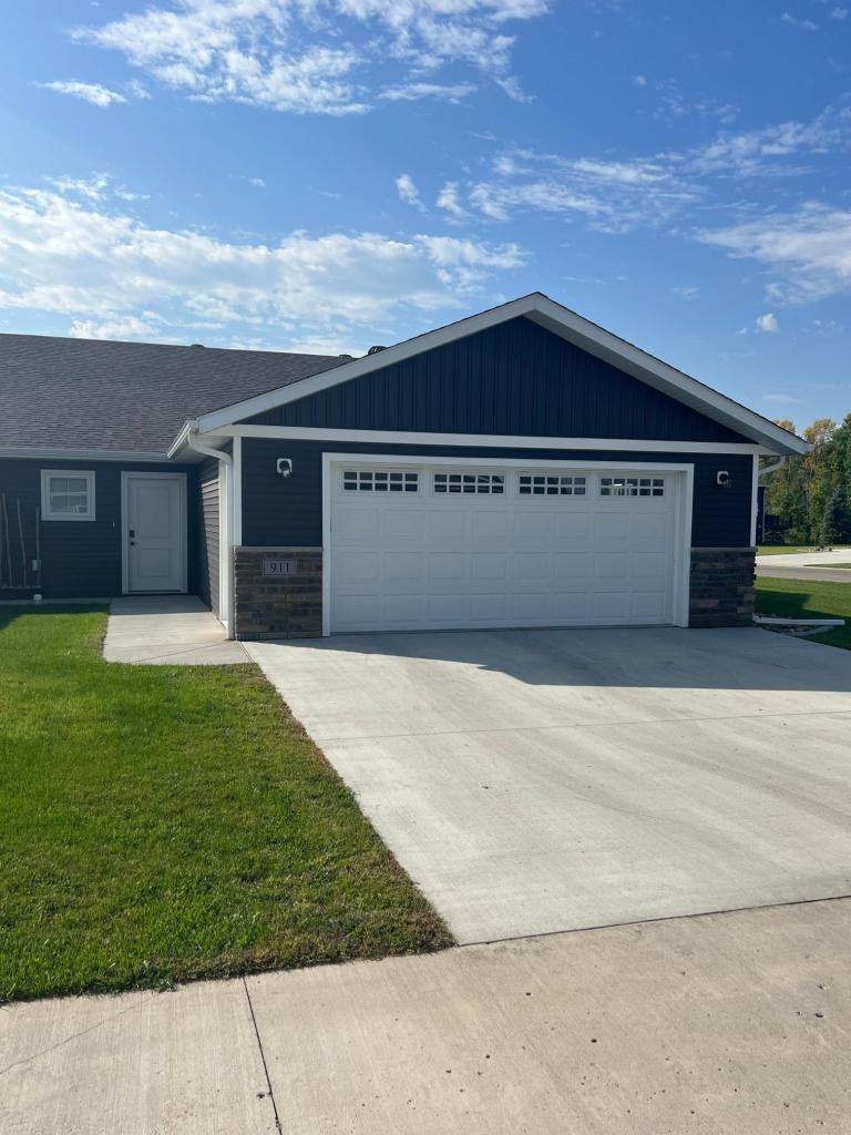 1027 Village Lane, Detroit Lakes, MN 56501